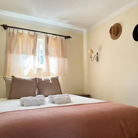 1515 - Authentic Near The Апартаменты